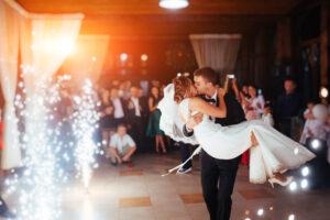 Glückliche Braut und Bräutigam bei ihrem ersten Tanz, Hochzeit im eleganten Restaurant mit wunderbarem Licht und tollem Hochzeitsgesang.