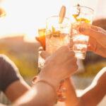 Beste Freunde trinken Mojito am Tresen eines Cocktailbar-Restaurants