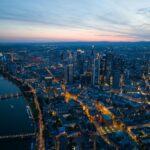 Drohnenansicht der Skyline von Frankfurt am Main, Hessen, Deutschland bei Nacht. Hochhaus Gebäude.