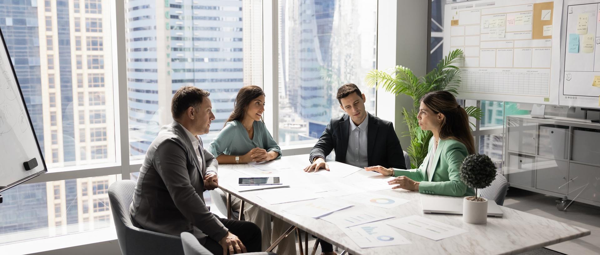 Führungsteam bei Strategiegespräch im Büro | Arbeitsrecht Würzburg

