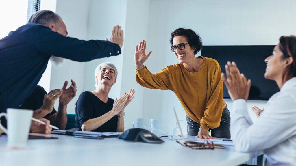 Erfolgreiches Team-Meeting mit High-Five | Arbeitsrecht Würzburg