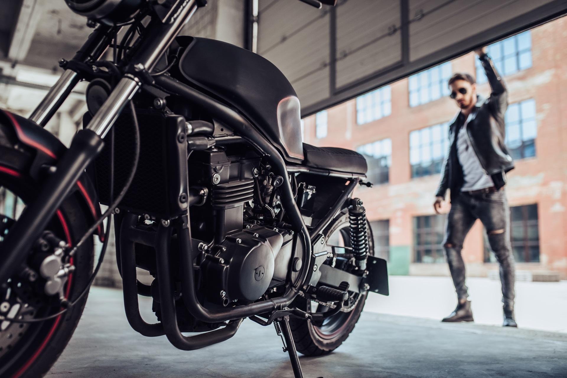 Motorrad wird in Garage für Winter abgestellt | Motorrad Schutz