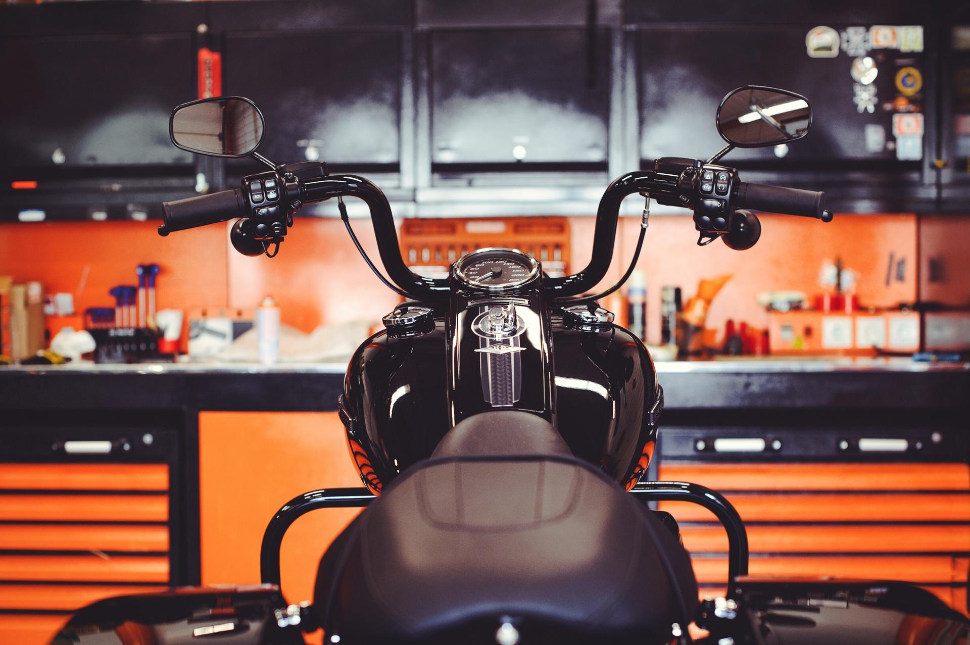 Motorrad steht in Werkstatt zur Wintervorbereitung | Motorrad Schutz